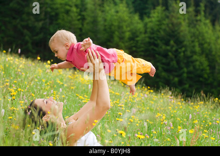 Mother with baby girl (2-3) dans le pré, portrait Banque D'Images