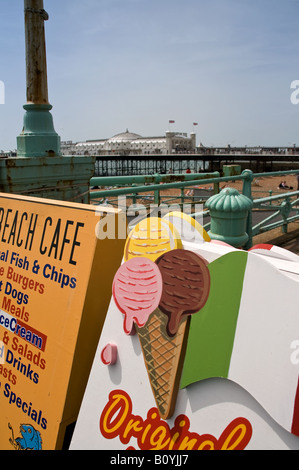 Signe de la crème glacée avec Brighton (palace)pier en arrière-plan Banque D'Images