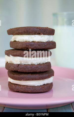 Noir et blanc lait et biscuits sandwich Banque D'Images