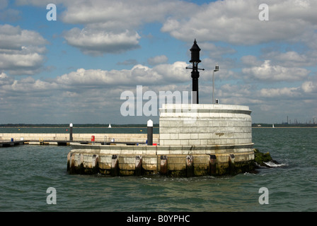 Point d'entrée pour le Royal Yacht Squadron à Cowes Château d'amarrage - Île de Wight. Banque D'Images