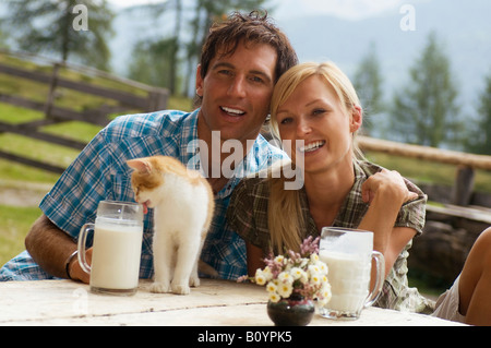 L'Autriche, Salzburger Land, couple boire du lait Banque D'Images