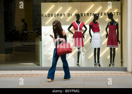 Femme élégante shopping dans Sloane Street, Knightsbridge, London England UK Banque D'Images
