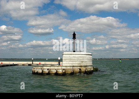 Point d'entrée pour le Royal Yacht Squadron à Cowes Château d'amarrage - Île de Wight. Banque D'Images