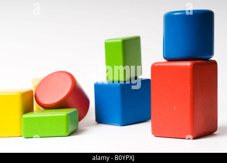 Stock photo d'un tas de briques de construction pour les enfants de couleur vive la photo est tourné sur un fond blanc. Banque D'Images