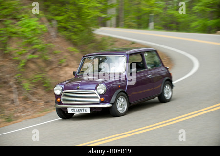 Classic Mini Cooper S Equinox sur une route rurale de bobinage Banque D'Images