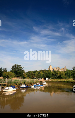 Blue Sky Summer Dawn River Arun Château d'Arundel Arundel West Sussex England Angleterre UK Banque D'Images