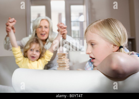 Grand-mère jouant avec leurs petits-enfants (8-9), portrait Banque D'Images