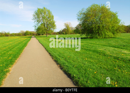 La fin du printemps vert paysage avec sentier récréatif vide Banque D'Images