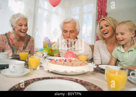 Fêter un anniversaire en famille Banque D'Images