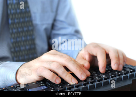 Les mains de la saisie sur un clavier Banque D'Images
