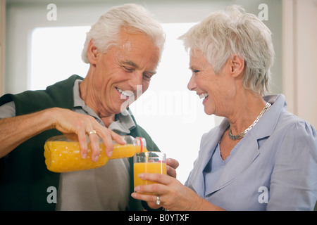 Couple, senior woman holding glass Banque D'Images
