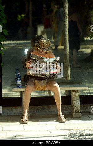 Une femme regarde une carte touristique à Venise, Italie Banque D'Images