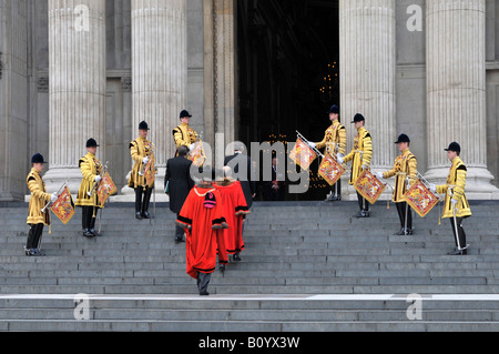 Le trompettiste des gardes de la vie en robe d'État uniforme et dignités en robes rouges, y compris le maire de Londres arrivant à la cathédrale St Pauls Londres Banque D'Images