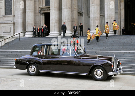 Les gardiens de la vie en uniforme trompettiste à jouer fanfare Lord Maire de Londres accueille le prince Phillip Image arrivant aux étapes de la Cathédrale St Paul England UK Banque D'Images