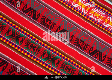 Tissu coloré sur un marché de Pisac au Pérou Banque D'Images