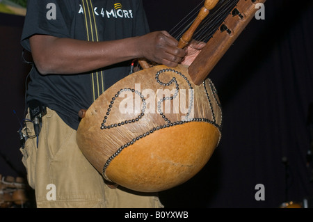 Kora Détail montrant la position des chaînes et cet instrument est actuellement détenu par N Faly Kouyate au cours d'une vérification du son Banque D'Images