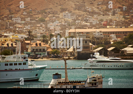 Vue sur le port en direction de la ville de Mindelo, Såo Vicente, îles du Cap Vert. Banque D'Images