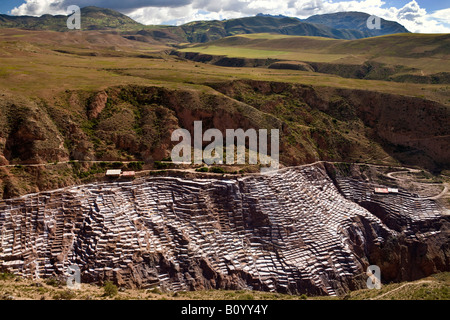 Salines de Maras sur une montagne au-dessus de la ville de Urubamba au Pérou Banque D'Images