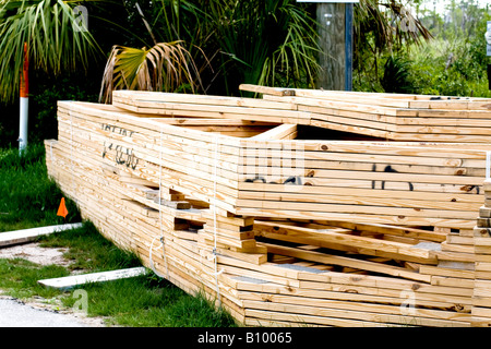 Pile de bois à un site de construction de logements en Floride Banque D'Images