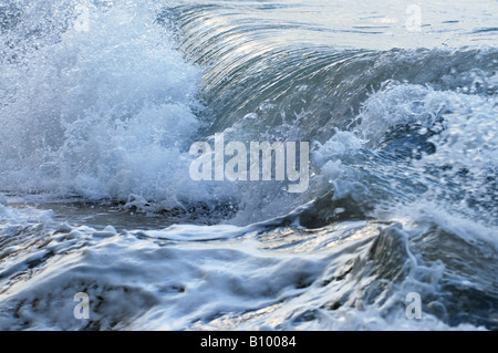 Grand fracas des vagues dans un océan de tempête Banque D'Images