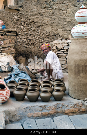 L'INDE UDAIPUR potier local faire des pots d'argile à son domicile à Udaipur Banque D'Images