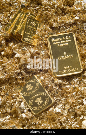 Gold Bullion dans de petits bars sur les paillettes d'Or Banque D'Images