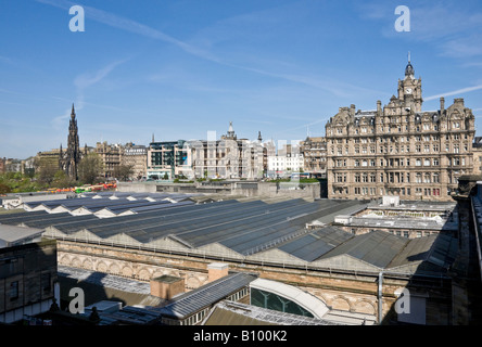 Structure du toit de l'extrémité ouest de la gare de Waverley à Édimbourg avec l'Hotel Balmoral à droite Banque D'Images