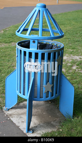 Une fusée bleue poubelle style dans un parc d'enfants dans le Kent UK Dansen Park Banque D'Images