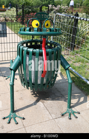 Une grenouille dans un bac à litière bug Dansen Park Welling Kent UK Banque D'Images