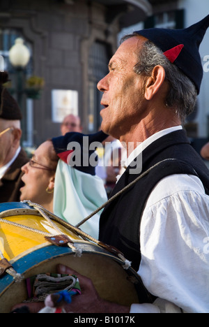 Dh Fête des fleurs à Madère Funchal en costume traditionnel de batterie chanteuse folk Banque D'Images