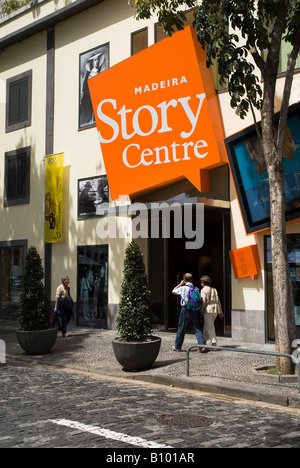 dh Zona Velha FUNCHAL MADÈRE couple touristique Vieille ville Madeira Story Centre visiteur attraction musée touristes Banque D'Images