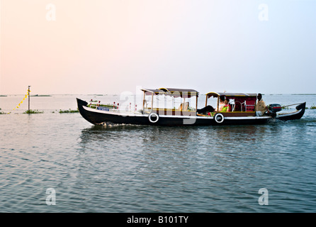 L'INDE KERALA couple indien bénéficiant d'un coucher du soleil tour du Lac Vembanad dans un bateau à moteur privé Banque D'Images