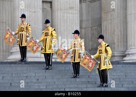 Les gardiens de la vie en uniforme trompettiste attendre sur les marches de la Cathédrale St Paul à jouer trompettes fanfare pour l'arrivée du Prince Phillip Ville de London England UK Banque D'Images