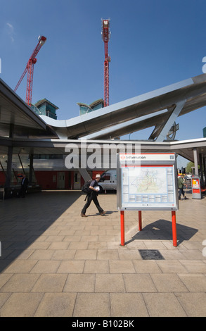 L'homme se prépare pour la journée à Londres Vauxhall Cross bus station London uk Banque D'Images