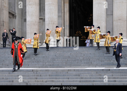 Le trompettiste de la vie dans la région de jouer les gardes robe fanfare à la Cathédrale St Paul Maire de Londres balade pour saluer le prince Phillip Ville de London UK Banque D'Images