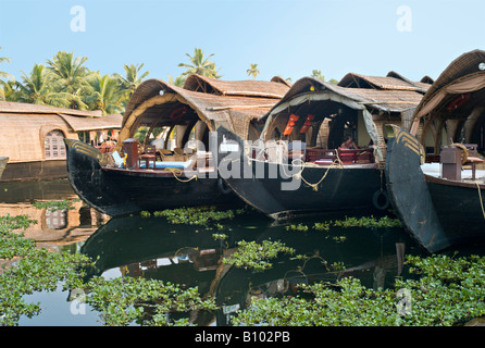 KERALA INDE riz rénové des bateaux sur les canaux dans les Backwaters du Kerala près de Alleppey Banque D'Images