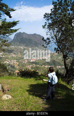 Dh Eagle Rock PENHA DE AGUIA MADÈRE touriste photographiant trekker Eagle Rock Banque D'Images