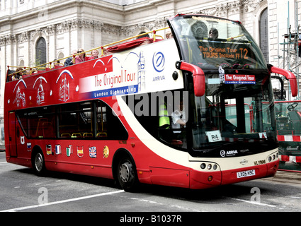 Visite guidée d'open top bus en face de la Cathédrale St Paul London Banque D'Images