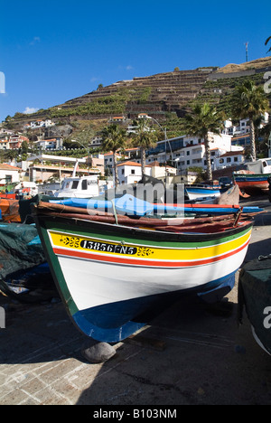 dh CAMARA DE LOBOS MADEIRA des bateaux de pêche colorés ont été pêchés sur le port de bateau local Banque D'Images