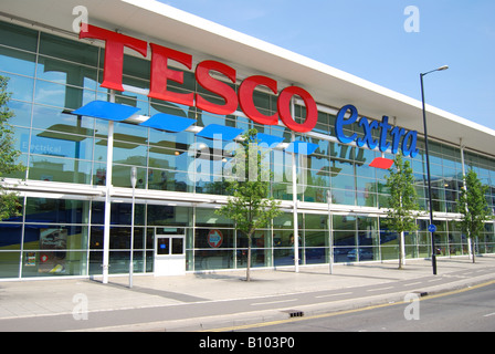 Supermarché Tesco Extra Store, rue Wellington, Slough, Berkshire, Angleterre, Royaume-Uni Banque D'Images