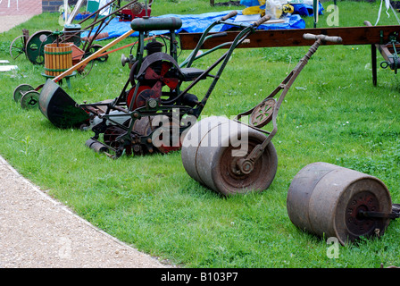 Mobilier jardin tondeuses et les rouleaux, UK Banque D'Images