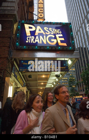 Les amateurs de théâtre entrez le Belasco Theatre pour voir étrange Banque D'Images