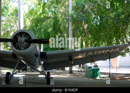 Dans le pavillon d'avions militaires à l'extérieur du Musée de la Révolution à La Havane Centro Banque D'Images