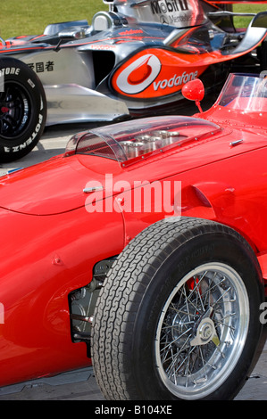 Rouge Aucun 1 mike hawthorn Ferrari F1 voiture de course de Formule Un avec Lewis Hamilton Mclaren Mercedes à Goodwood Festival of Speed Banque D'Images