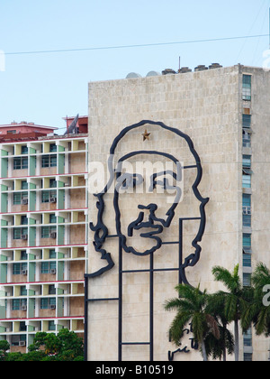 Peinture murale représentant Ernesto Che Guevara sur la façade de l'immeuble du ministère de l'intérieur de la Plaza de la Revolucion Cuba La Havane Banque D'Images