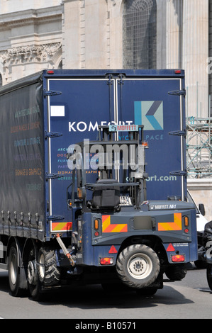 Arrière d'un gros camion équipé de son propre chariot élévateur à fourche portable monté à l'arrière pour aider à décharger l'Angleterre au Royaume-Uni Banque D'Images