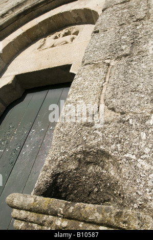 Bénitier en dehors de l'eau, à l'église de porche Aroes, Fafe, Portugal (Roman, 13ème siècle) Banque D'Images