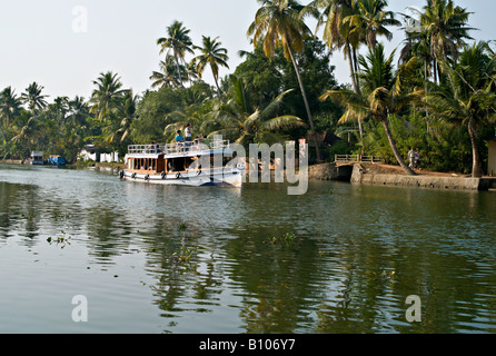 L'INDE KERALA Touristes ride un grand bateau à moteur privé qui est disponible pour des visites sur les canaux dans les Backwaters du Kerala Banque D'Images