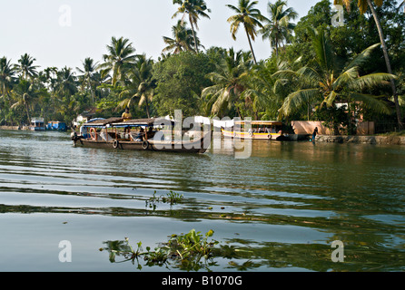 L'INDE KERALA motor yacht privé disponible pour les visites sur les canaux dans les Backwaters du Kerala près de Alleppey Banque D'Images