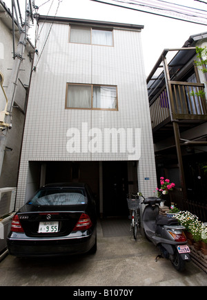 Petite maison typique en banlieue de Tokyo avec possibilité de parking au niveau du sol au-dessous de maison au Japon Banque D'Images